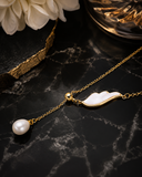 Collier ailes d'ange et perles d'eau douce blanches