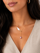 Collier ailes d'ange Farah Styles, vue de la chaîne fine et des perles