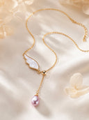 Collier ailes d'ange Farah Styles, perles d'eau douce dans une teinte rose violacé