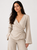 Farah portant l'ensemble d'été dunes sahariennes Farah Styles, pantalon et top à nœud en beige sable, vue de face